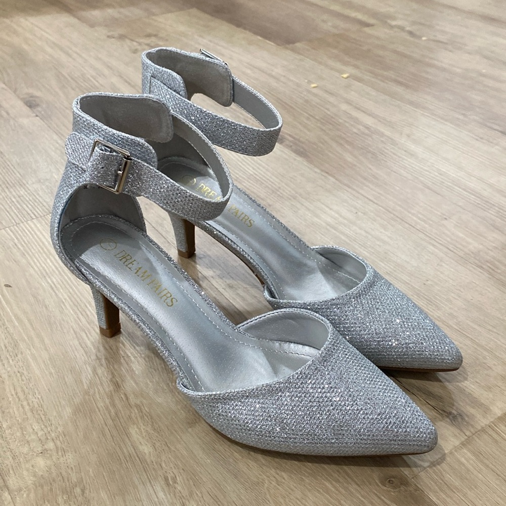 NEW Women’s Dream Pairs Ankle Strap Pumps